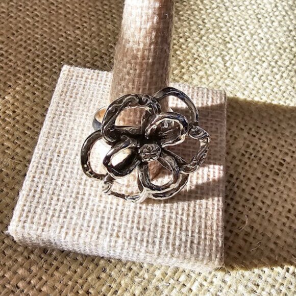 Silpada R2784 Flower Power Ring — Retired Openwork Design, Size 8 - Picture 3 of 12